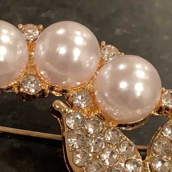 Ornate Circle Pin - Sparkly Crystal Butterfly & Faux Pearl Gold Tone Bridal NEW - Picture 5 of 9